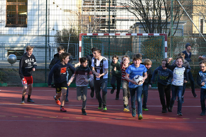 Kapellknaben Dresden beim Fußball spielen 